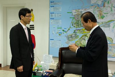 직원에게 공로패 수여 중인 시장님의 모습1