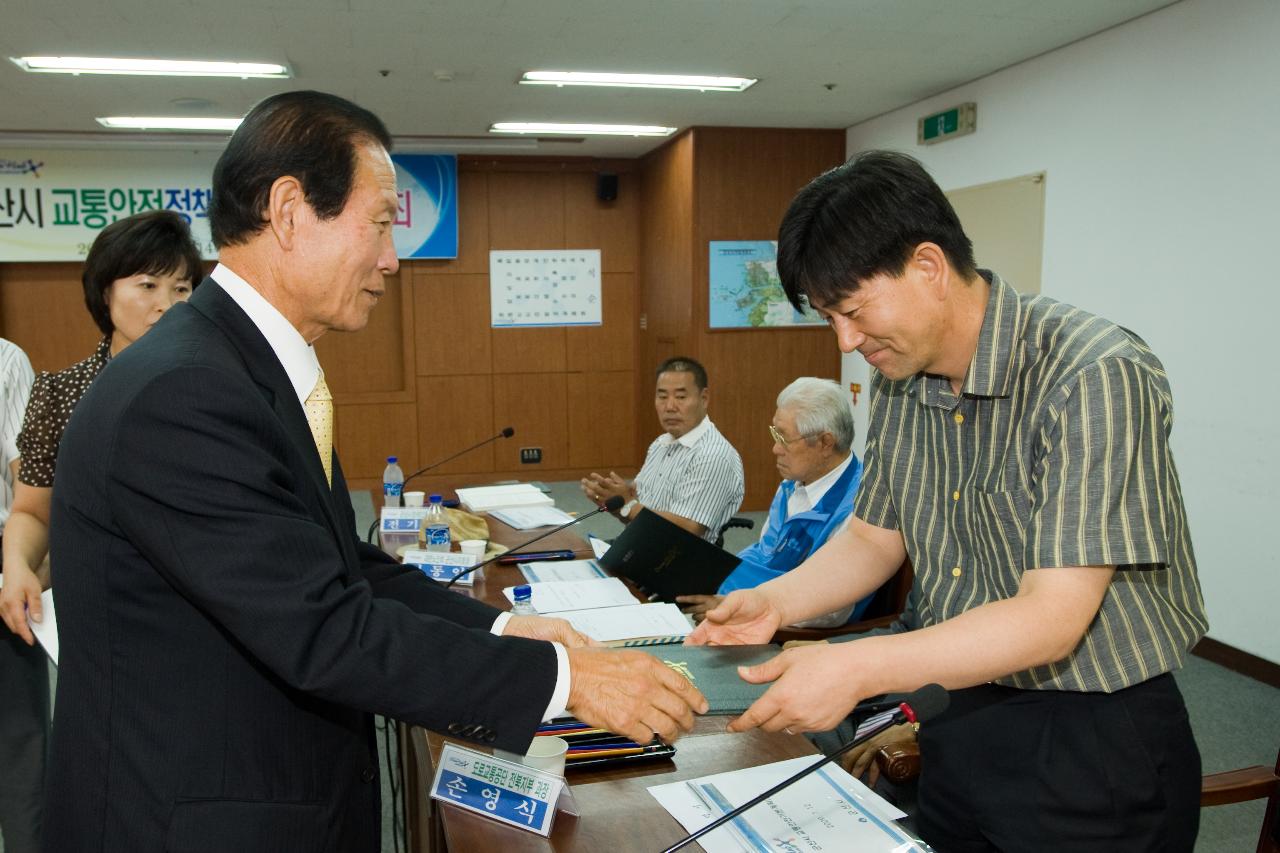 임원님들께 상장을 수여중이신 시장님2