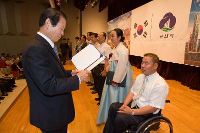 위원님들께 상장을 수여하는 시장님10