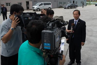 카메라에 둘러싸인채 말씀 중이신 시장님2카메라에 둘러싸인채 말씀 중이신 시장님2