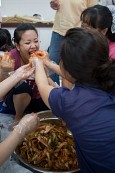 자신이 만든 김치를 먹는사람들의 모습1사진(00051)