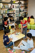 책을 읽으며 놀고있는 아이들의 모습1사진(00028)