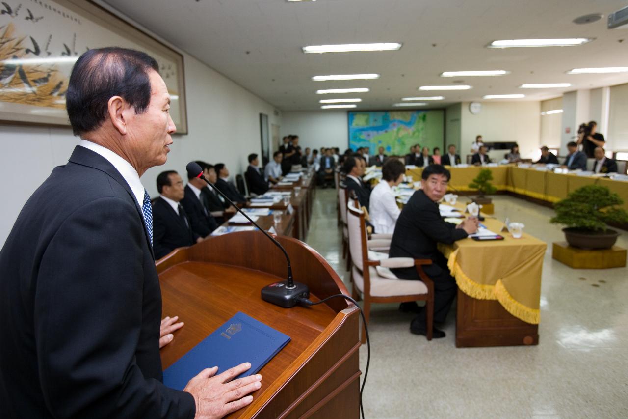 말씀 중이신 시장님의 뒷모습