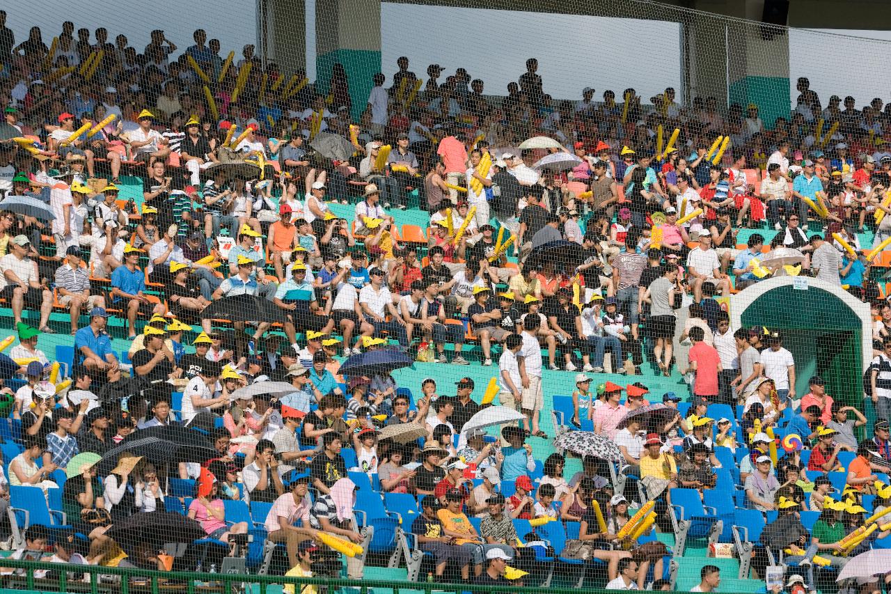 프로야구경기를 관람하기 위해 오신 많은 관객분들