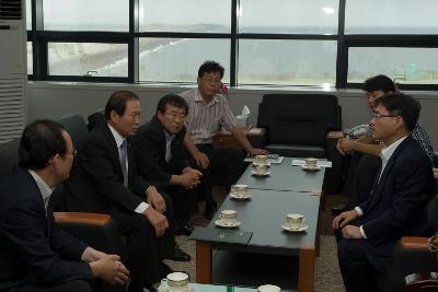 새만금사업 현장을 방문하신 시장님과 대표님께서 대화를 나누시는 모습