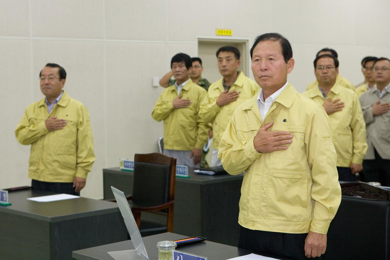 국민의례 중이신 시장님의 모습