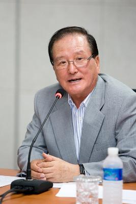 말씀 중이신 위원장님의 모습