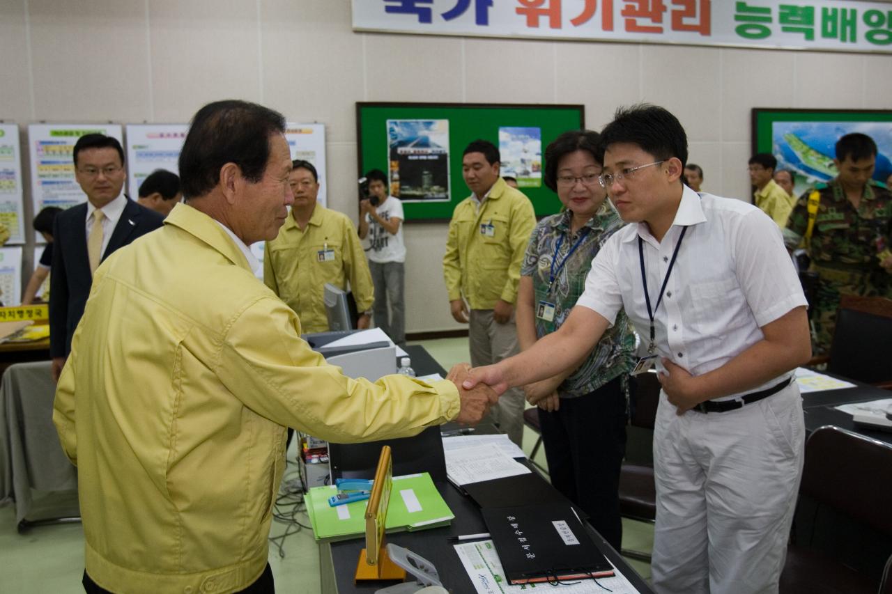 임원님들과 악수를 하시는 시장님1