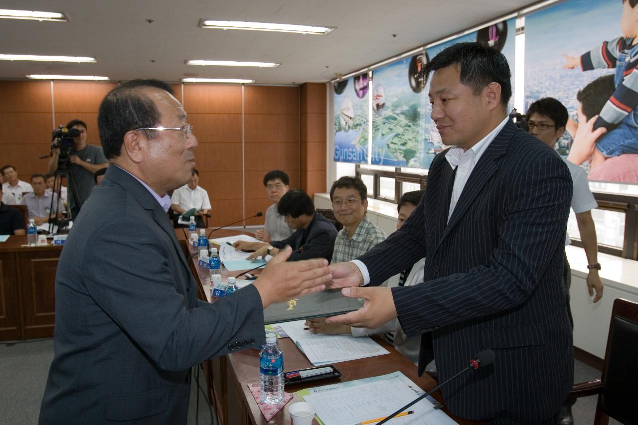 임원님들과 악수를 나누시는 부시장님의 모습3