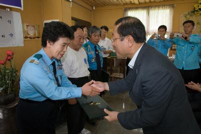 기사님게 위촉장을 수여하시는 부시장님6