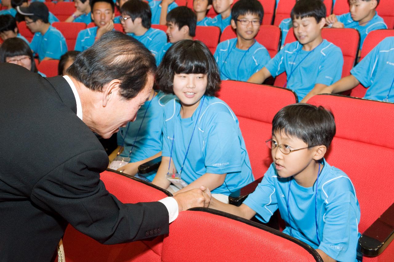 학생과 악수를 나누는 시장님의 모습