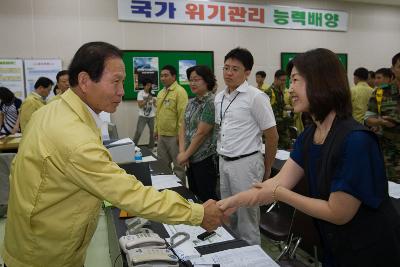 임원님들과 악수를 하시는 시장님2