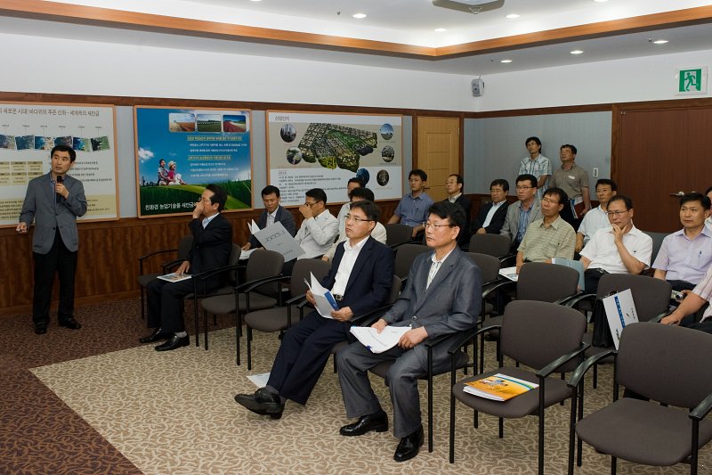 보고회의에 참석하신 의원님들의 모습2