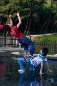 동료를 밞아올라 점프를 하려는 비보이의 모습사진(00034)