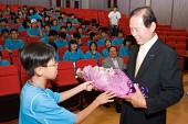 시장님께 꽃다발을 선물하는 학생의 모습사진(00008)