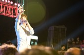 손을 높게 들어올리며 노래를 부르는 가수의 모습사진(00070)