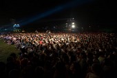 어두워진 밤에도 관람 중인 관객들2사진(00283)