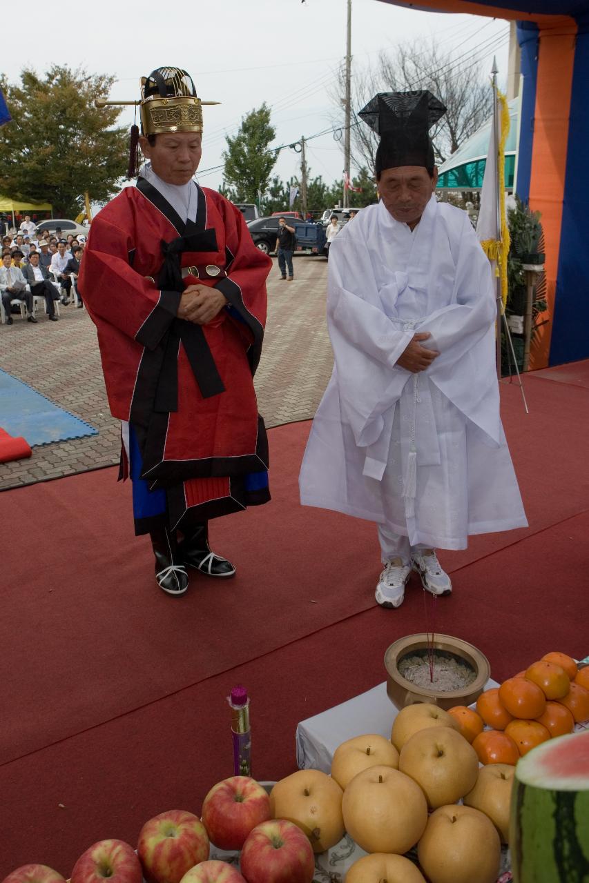 상 앞에 읍을 하고 계신 시장님의 모습