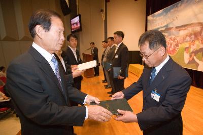 임원님들에게 상장을 수여하시는 시장님의 모습5