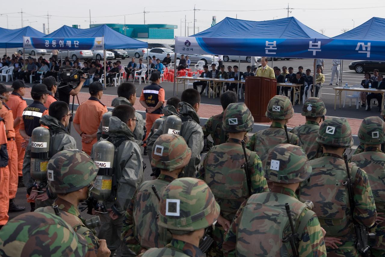 열을 맞춰 서있는 장병들의 모습3