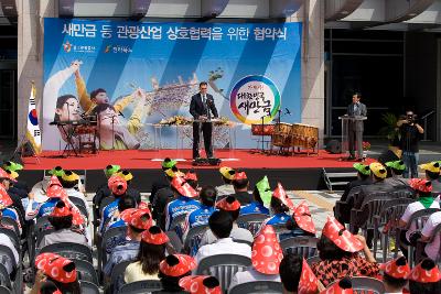 무대에 올라서 연설 중이신 대표님의 모습2