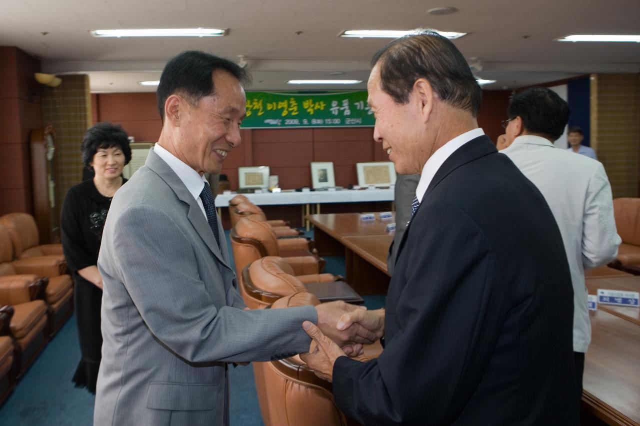 시장님과 악수 중이신 교수님의 모습