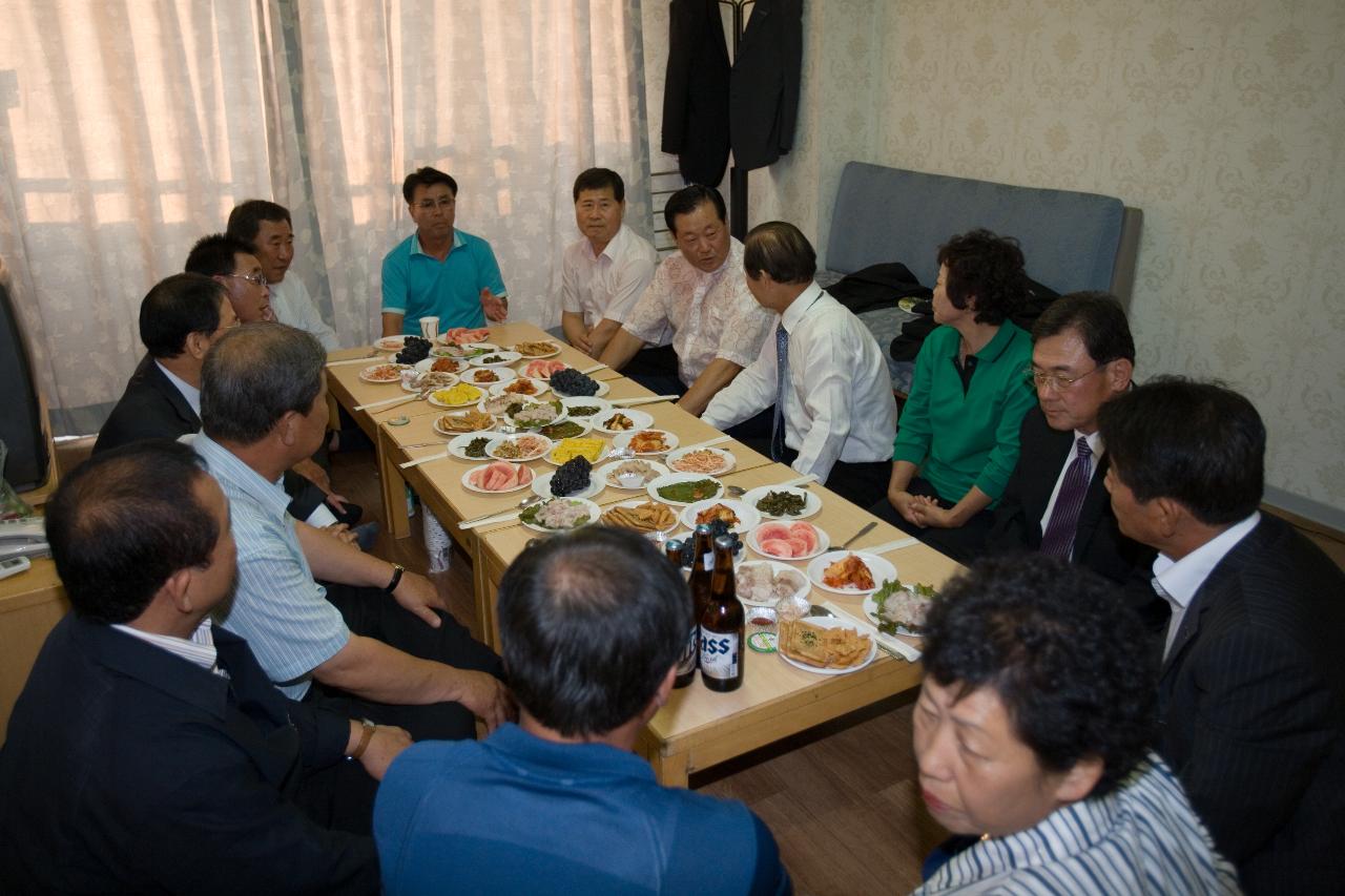 의원님들과 대화를 나누는 시장님1