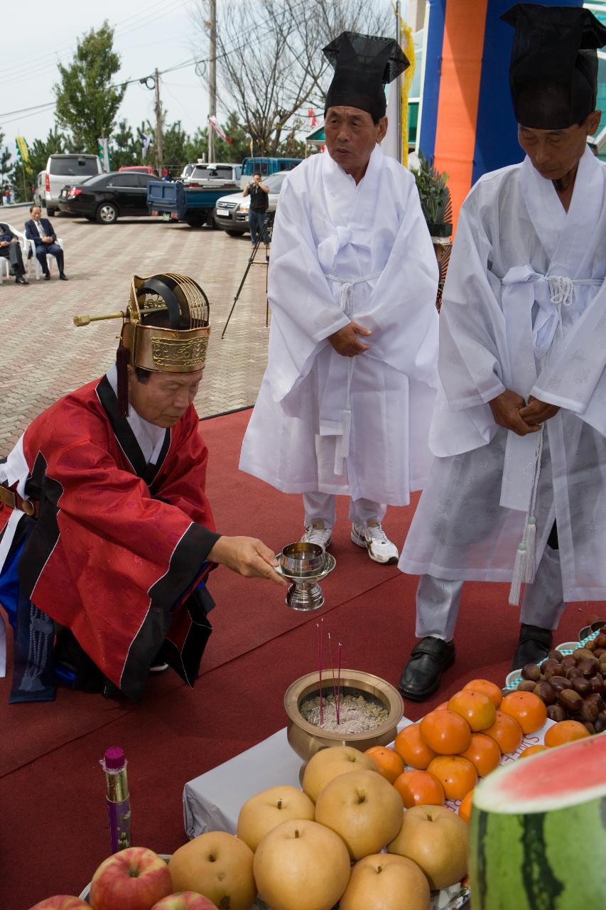 오성문화제례 중 잔을 올리는 시장님의 모습3