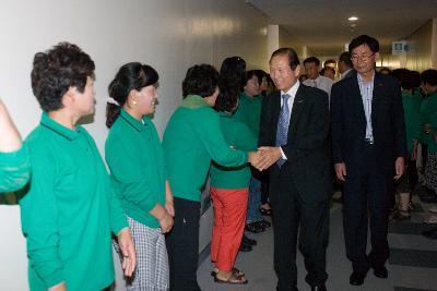 임원님들과 악수를 나누는 시장님3