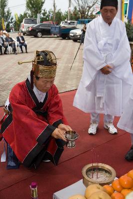 오성문화제례 중 잔을 올리는 시장님의 모습2