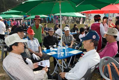 청암산 구불길 등반대회에 참석하신 시장님의 모습