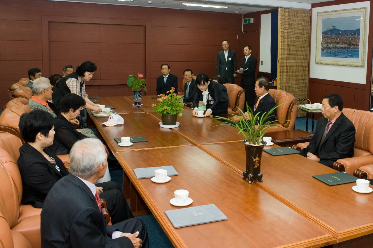 의원님들과 대화를 하시는 의원님들의 모습