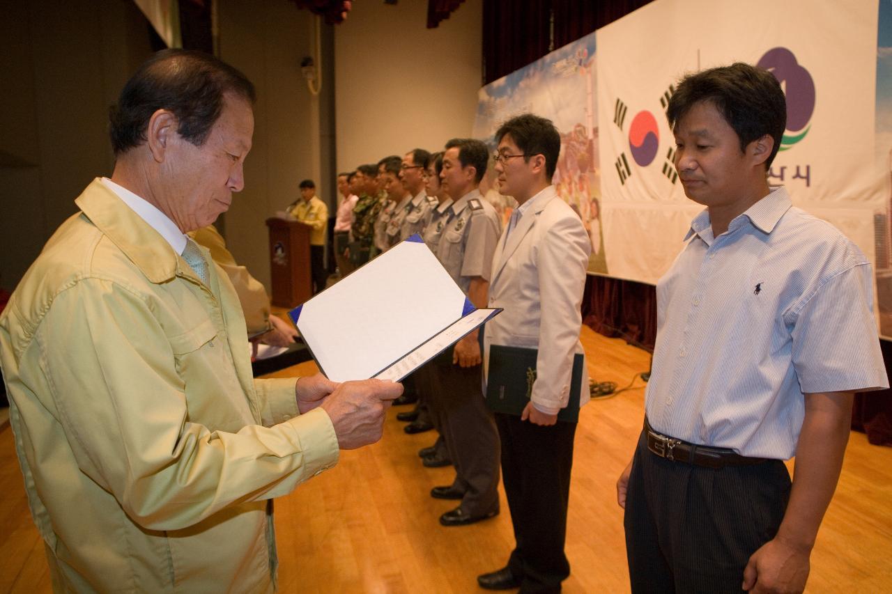 직원들에게 상장을 수여하며 악수를 하시는 시장님11