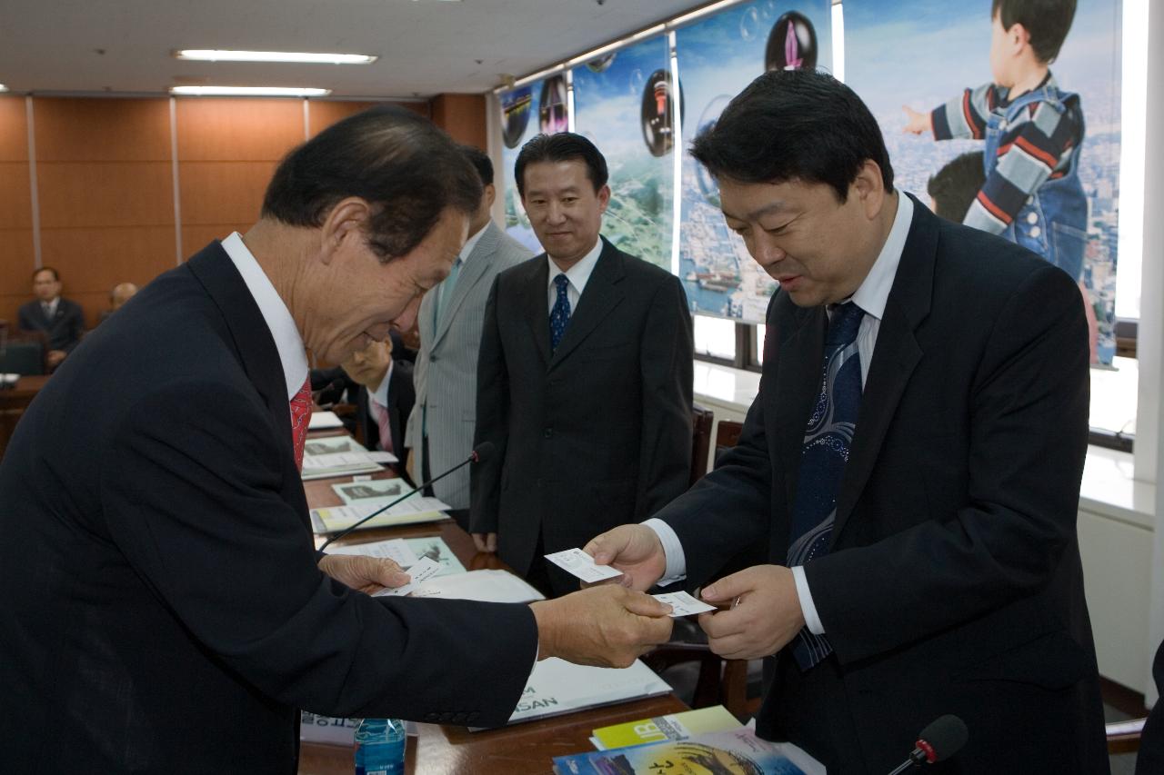 의원님들과 명함을 교환하는 시장님의 모습1