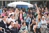 시장님 앞에서 노래를 부르고있는 참가자의 모습1사진(00037)