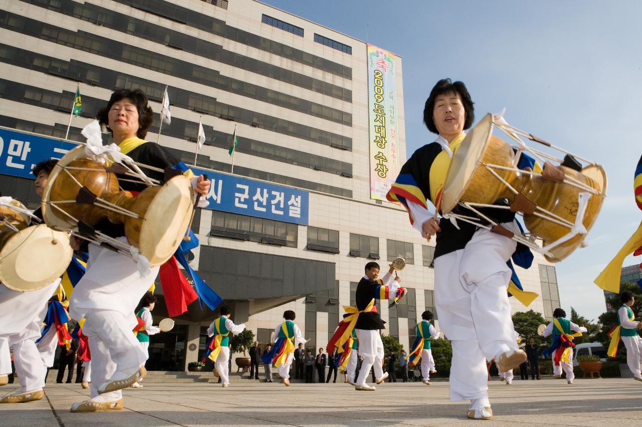 장구를 치는 국악인들의 모습2