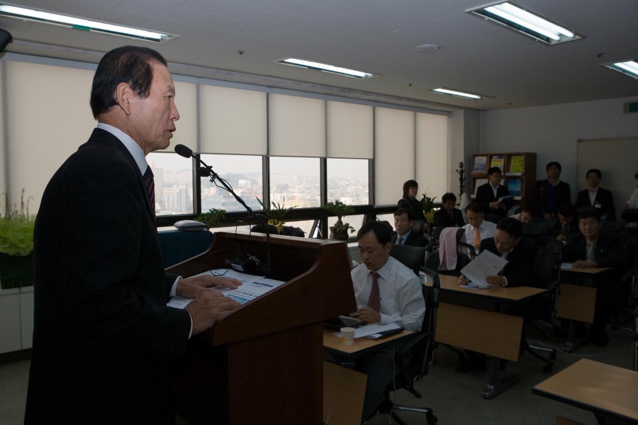 기자회견 중이신 시장님의 모습2