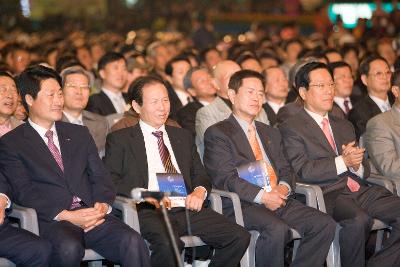 축제를 보고계신 시장님과 의원님들의 모습