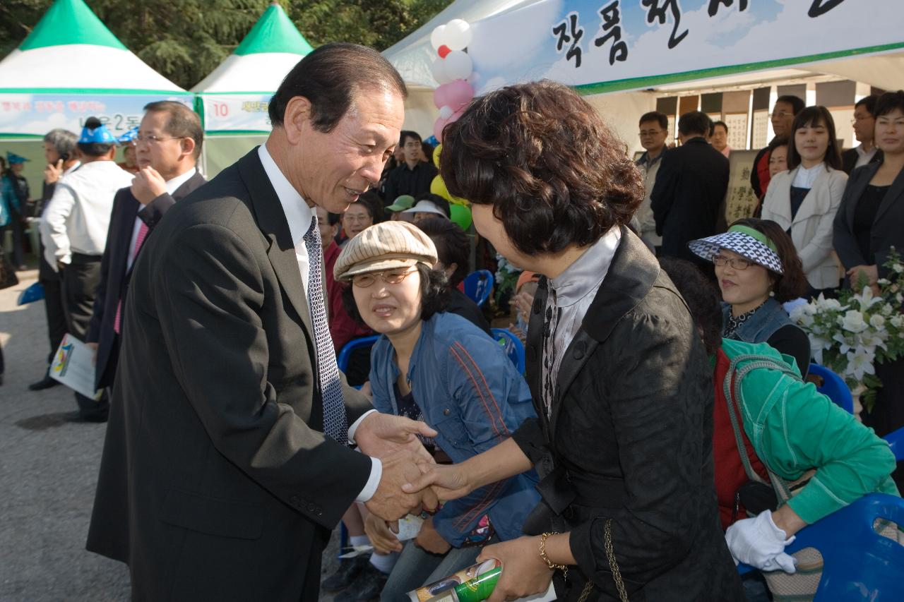 시민분들과 악수를 나누는 시장님3