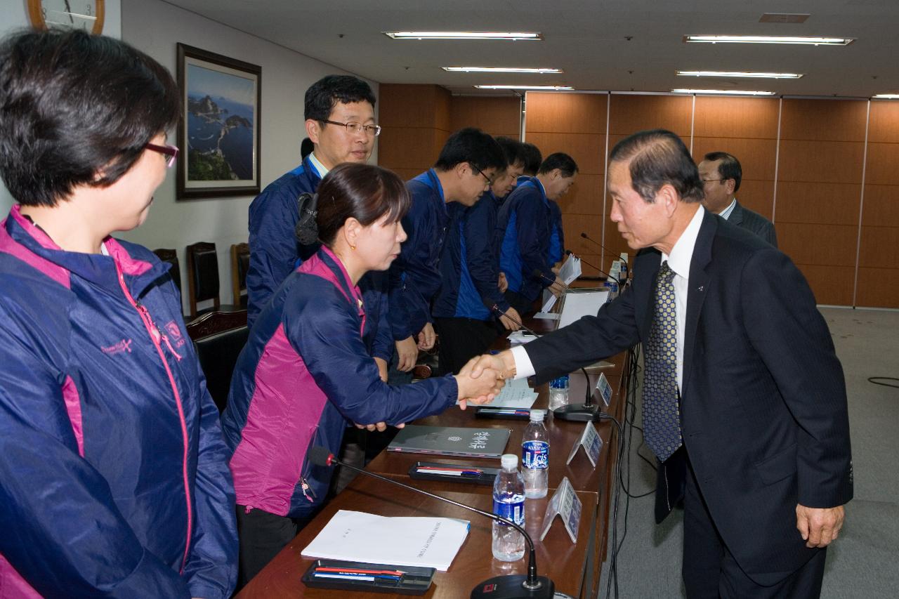 임원님들과 악수를 나누는 시장님의 모습