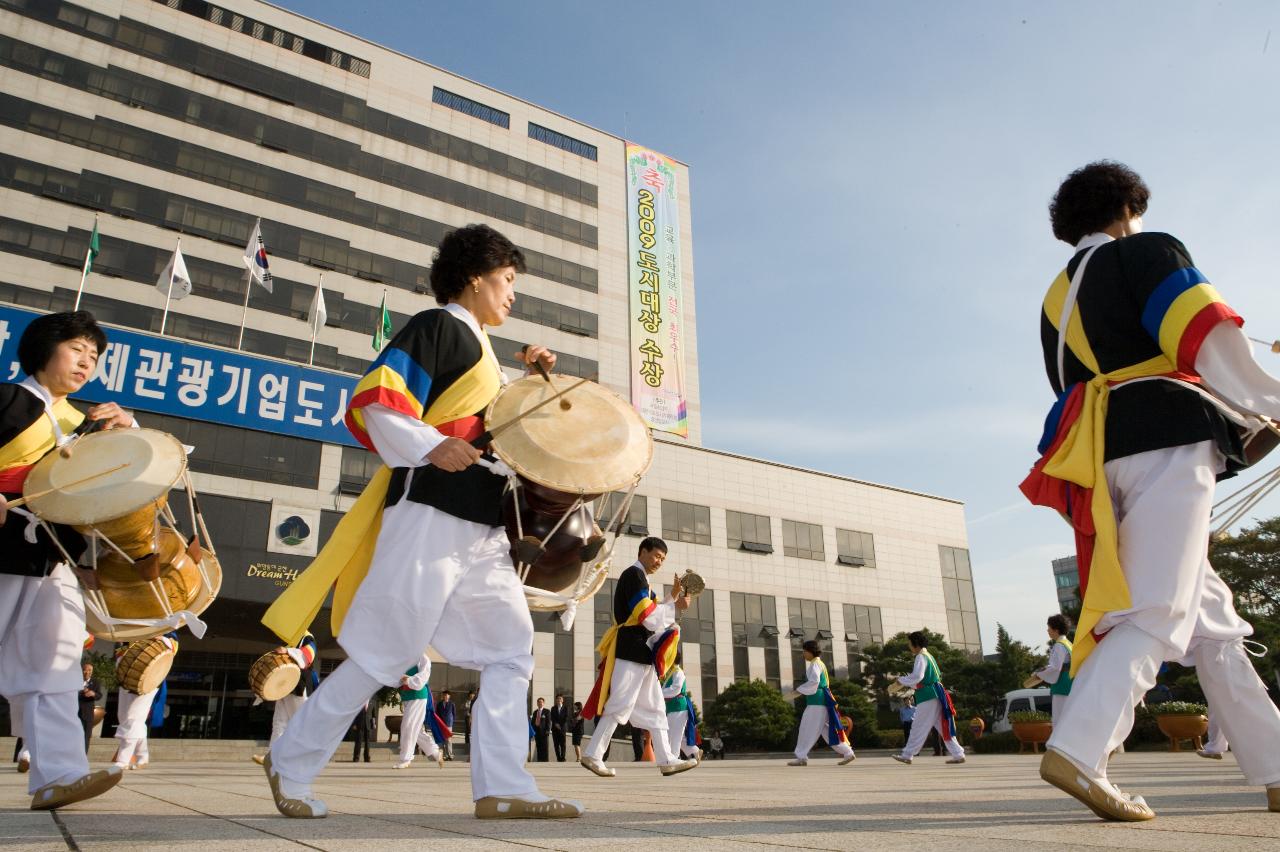 장구를 치는 국악인들의 모습1