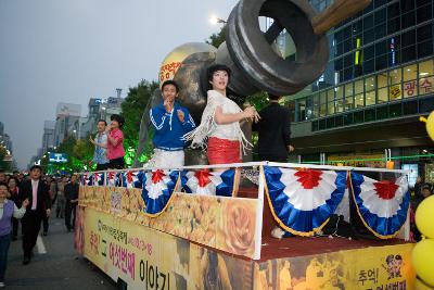 충장로축제중 축제기념모형을 가지고 운반중인 사람들