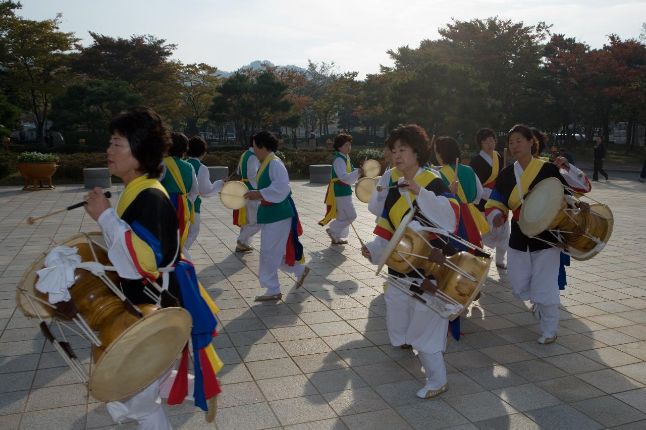 장구를 치는 국악인들의 모습3