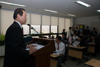 기자회견 중이신 시장님의 모습1