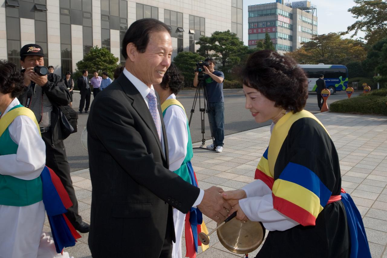 국악인들과 악수를 나누는 시장님의 모습1