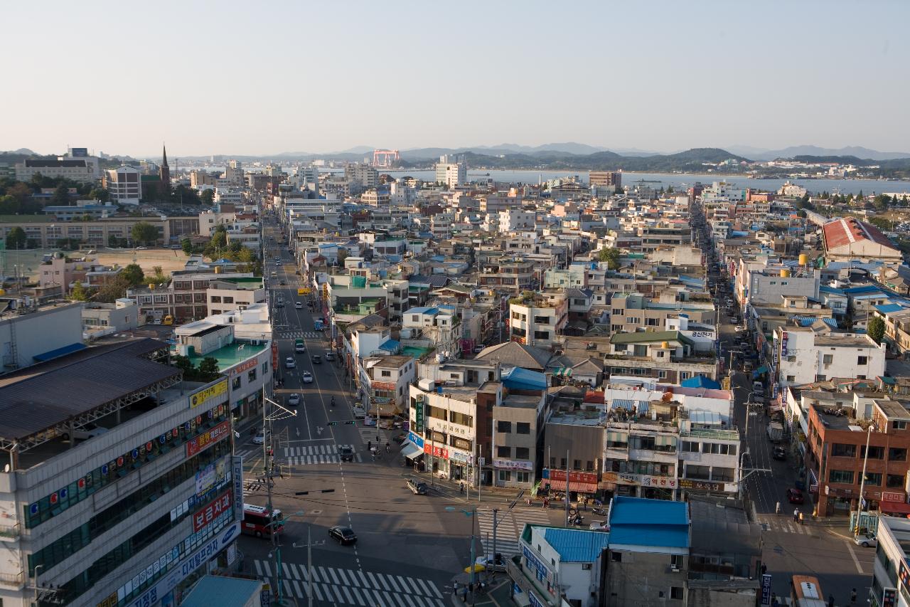 역전사거리의 모습.사거리에서 차량들이 지나가고 있다