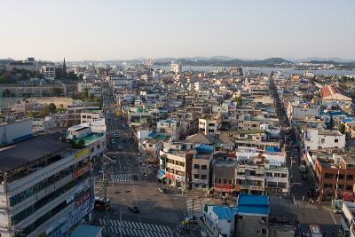 역전사거리의 모습.사거리에서 차량들이 지나가고 있다