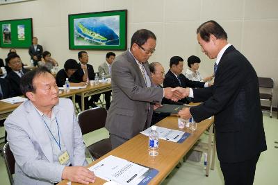 의원님께 상장을 수여하며 악수를 하는 시장님의 모습2