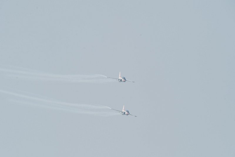 연기를 뿜으며 묘기를 보이는 항공기의 모습1