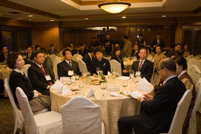 자치단체 CEO 출판기념회에 참석하신 의원님들의 모습
